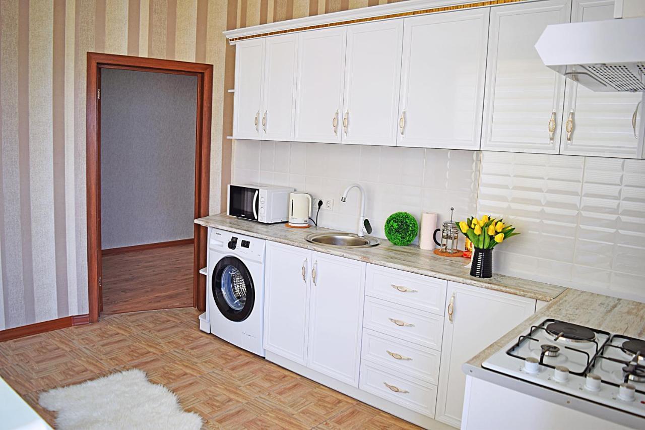 Bishkek Sunny Apartment In The Center Exterior foto