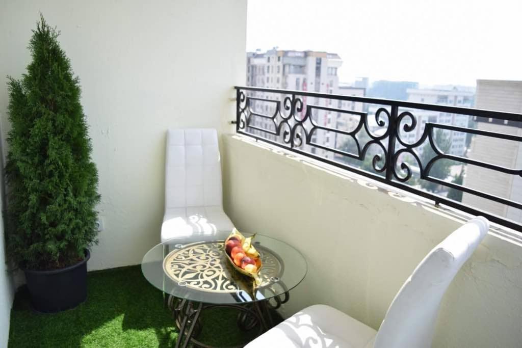 Bishkek Sunny Apartment In The Center Exterior foto
